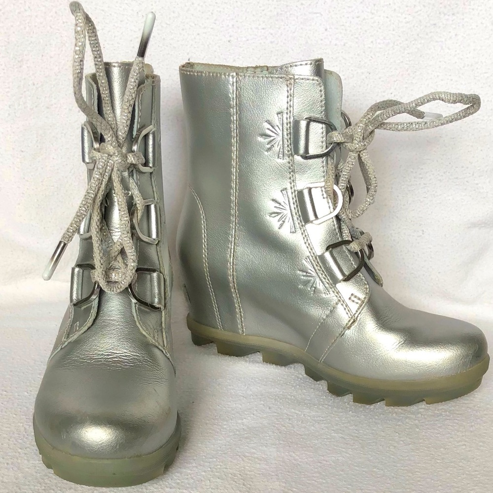 Sorel X Disney Frozen Joan of Arctic Silver Leather Wedge Boots. Girl’s Size 3